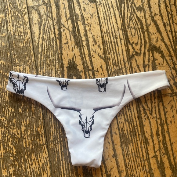 Cupshe, Cheeky Longhorn Bathing Suit Bottom, size M - Picture 2 of 3